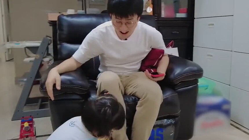 小棉袄上线！张效诚被女儿给自己洗脚感动哭