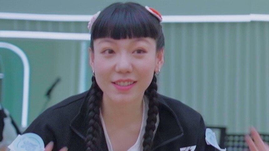 吴莫愁行李箱大曝光：录制《乘风破浪》分享卷纸