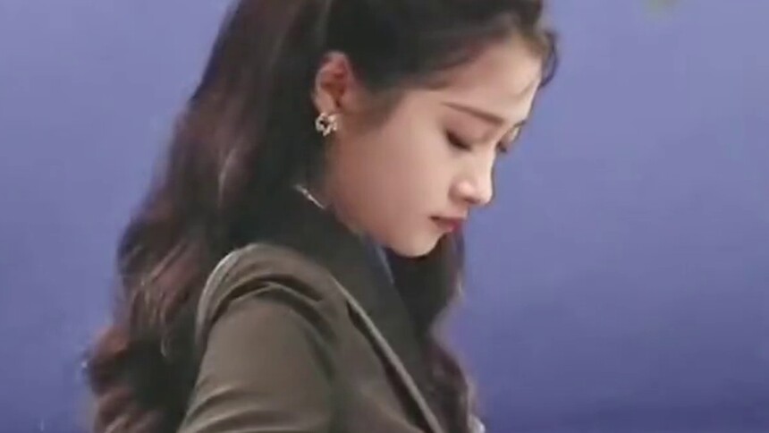 关晓彤新剧《梅花红桃》路透，晓彤好适合这种民国风，婉约大方的贵小姐！