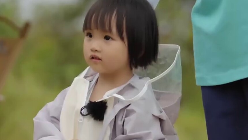 人类幼崽能有多勇！允儿徒手抓虫吓飞锁锁