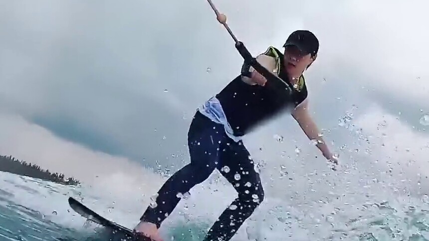 张艺兴一次学会尾波冲浪 咱们张哥是有些运动天赋在身上的
