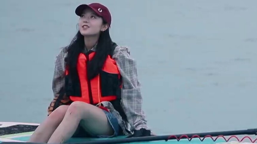 意境拉满！赵今麦桨板上唱《但愿人长久》