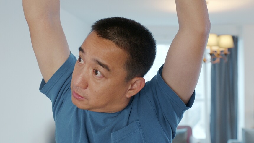 《张卫国的夏天》第5集看点：顾佳怡给张卫国治腰伤 林宏年文章“太监的后裔”大热