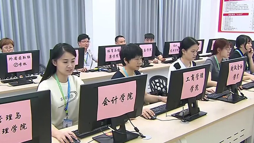 本科批招录紧张进行 各校推出服务新举措