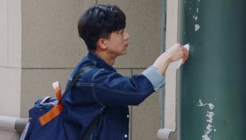 《匆匆的青春》第22集看点：小鱼一家人四处张贴寻人启事