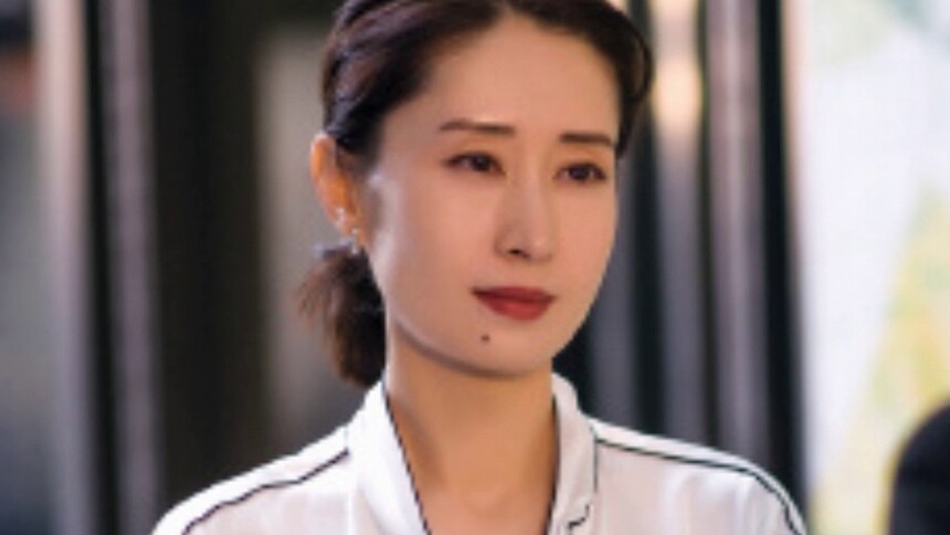 慵懒霸气！刘敏涛复刻《红色高跟鞋》名场面