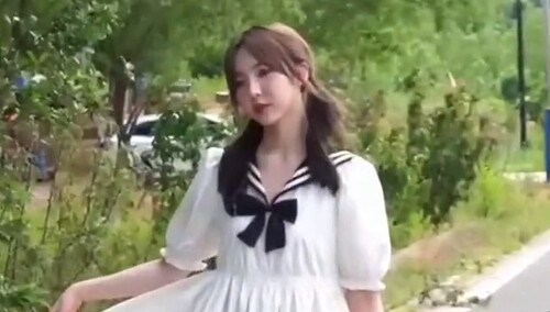 郑乃馨夏日单车大片，双马尾水手造型甜妹来袭！