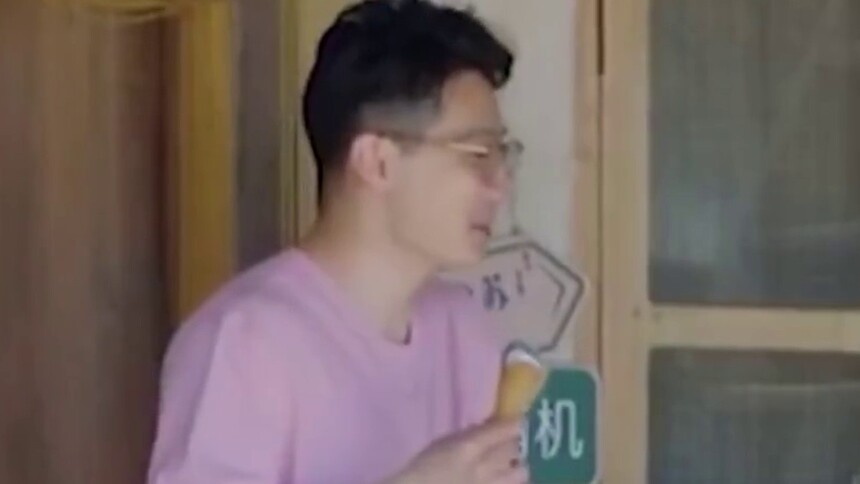 张艺兴解锁全新吃冰淇淋方式！任子威直呼：你吃东西的方式异于常人？