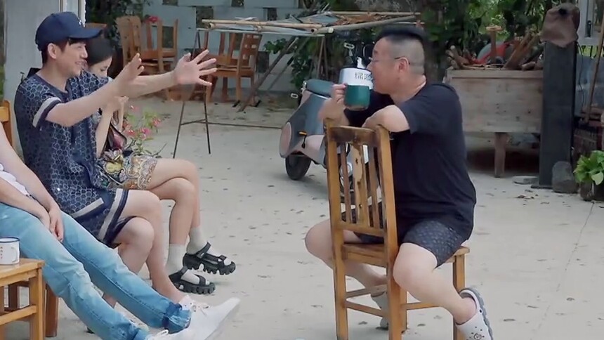 何炅把张绍刚的镜头安排明白了 唱歌蹦迪跳伞最后化为35秒彩蛋？