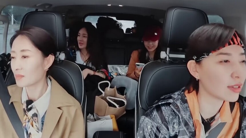 杨幂李斯丹妮车上嗨唱《酒醉的蝴蝶》