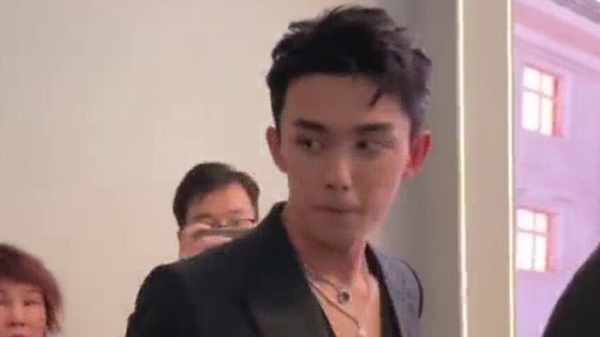 吴磊坐飞机被偶遇 正装干净硬朗尽显帅气