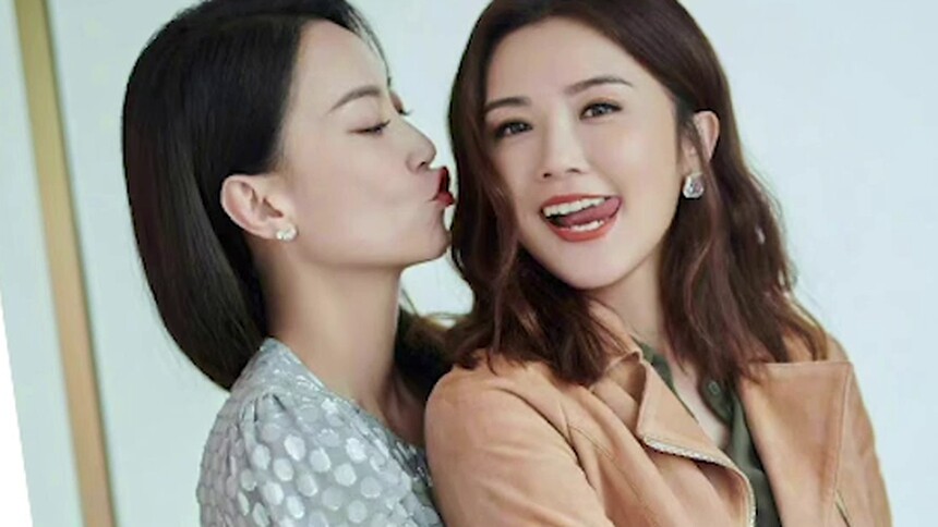 友谊长存！霍汶希晒照庆祝阿sa出道22周年