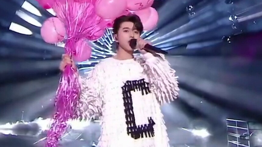 蔡徐坤《Hug me》巨幕舞台