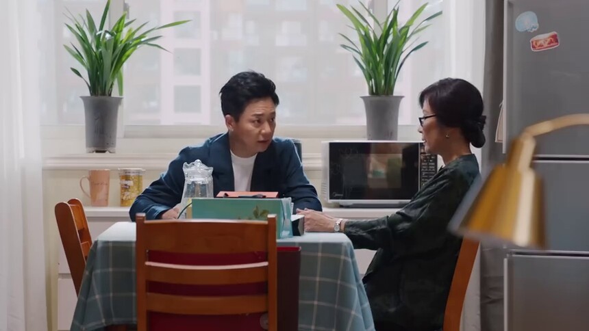 林宏年带一堆礼物去见周晓秋，没想到周晓秋急着给温总包馄饨