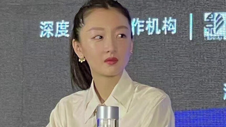干净利落！周冬雨高马尾造型干练十足