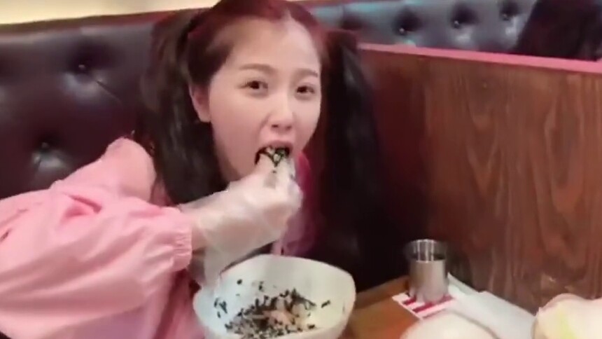 看虞书欣吃东西好有食欲！欣欣子“吃嘛嘛香”
