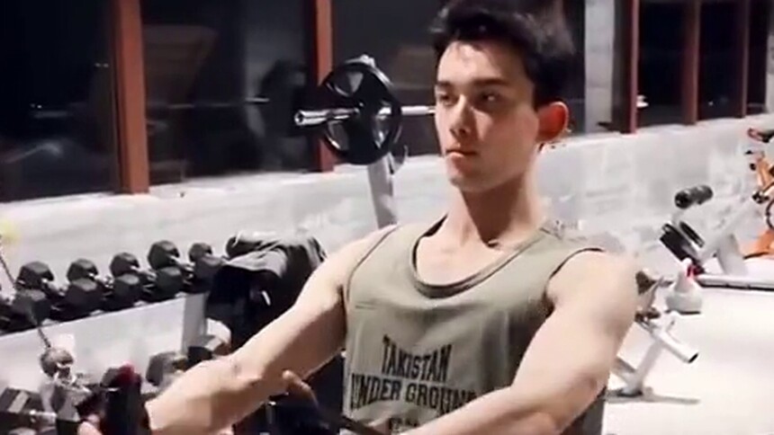 被吴磊健身侧颜照拿捏了！自律的大帅哥谁能拒绝呢？