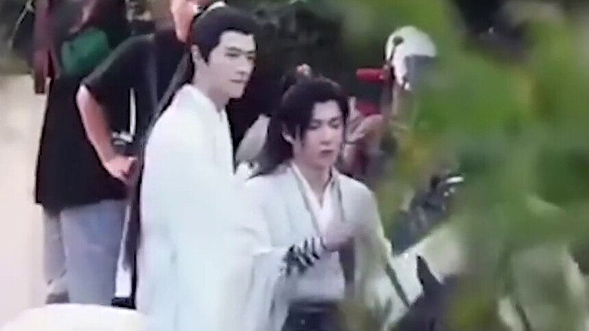 刘宇宁方逸伦《一念关山》骑马路透曝光 翩翩公子俊俏十足