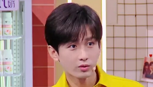 帅哥成毅暴露游戏憨憨属性 肢体不协调脑回路清奇