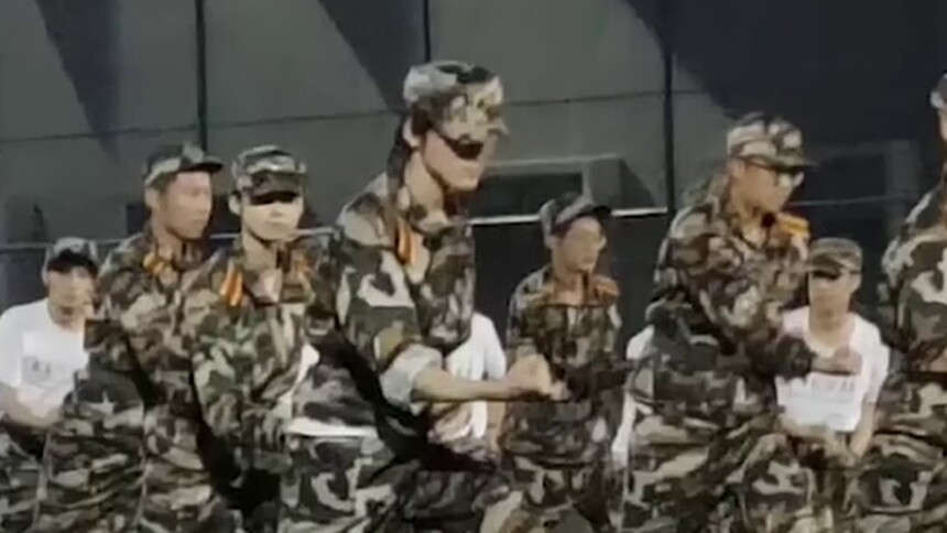 宋亚轩军训练军体拳 穿迷彩服表情认真
