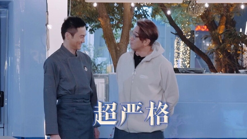 张智霖摸鱼看球赛，被经理吴卓羲抓现行？