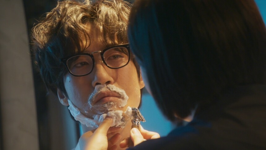 许薇薇帮胡铁男刮胡子让他当好贤内助