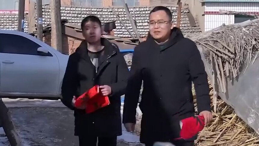 英额堡村的幸福年
