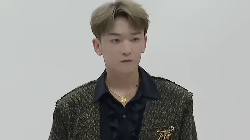 《百分百开麦》独家海报侧拍：王一浩沉稳帅气