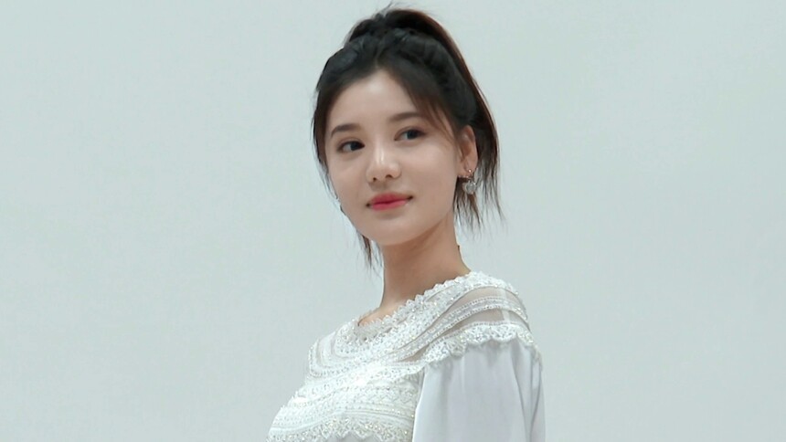 《百分百开麦》独家海报侧拍：陆翊高马尾甜美十足