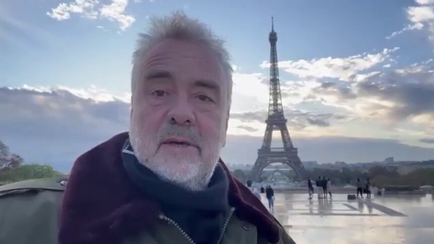 《狗神》有望引进 吕克·贝松军大衣造型中文问候