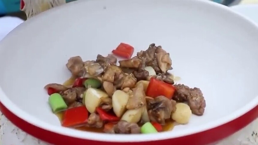 衡阳湘黄鸡：生猛走地鸡 鲜嫩餐桌俏