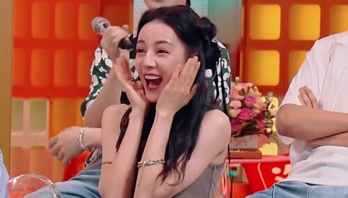迪丽热巴秒变最佳捧场王 小丁老秦重拾童年玩具