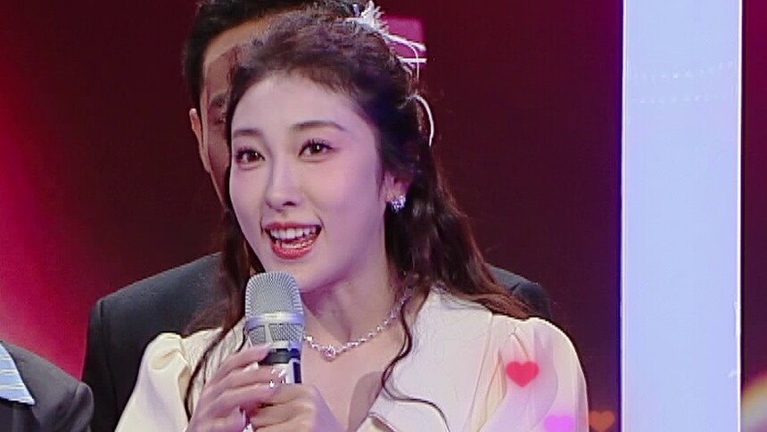 婉婉子也太厉害了吧！竟然可以双反手摸肚脐