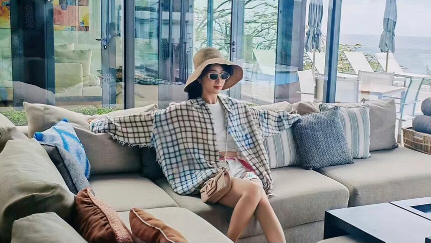 杨紫晒泰国游玩plog 海边漫步显曼妙身材