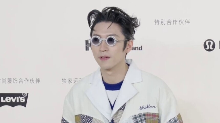 孙阳心形刘海搭配复古前卫 “验光镜”活力满满别具一格