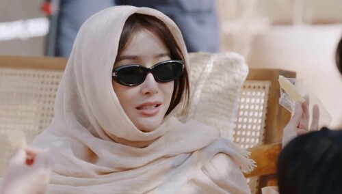 秦岚朵拉思维大爆发！自称“小龙女”在沙漠中用姜片驱寒