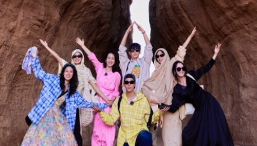 迪丽热巴丝滑融入“东北”旅行团 打卡“姐妹同心”拍照姿势