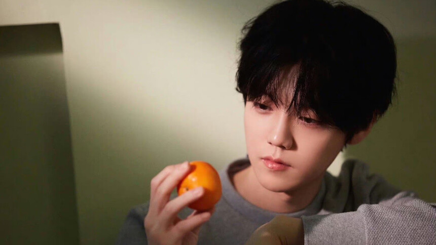 鹿晗球场被偶遇 素颜帅气活力满满