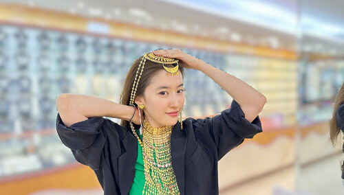 刘亦菲分享九宫格旅游美照 自由随性惬意十足