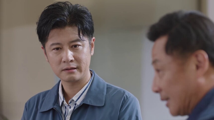 综治中心众人将工作牌交给肖立明告别