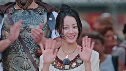 迪丽热巴意外成“王后”？打开旅行新体验！