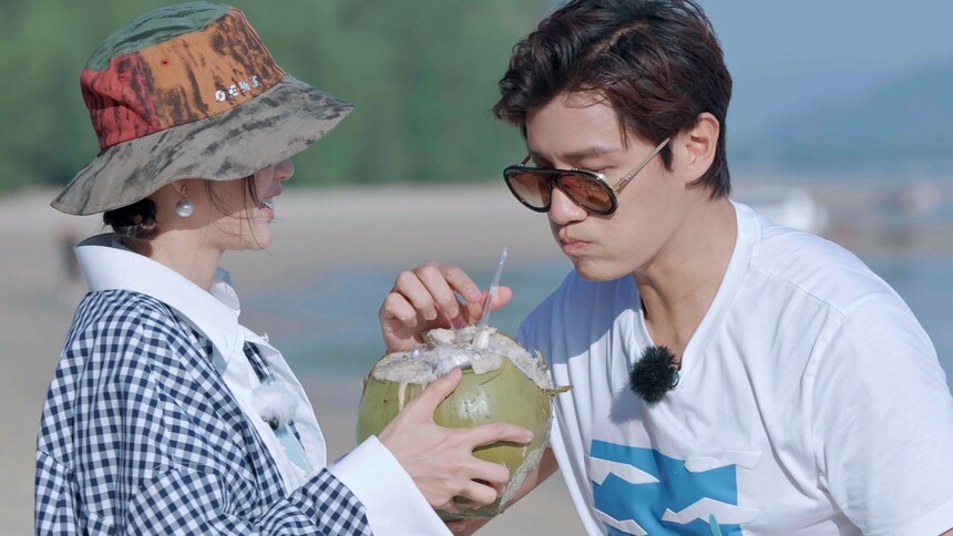 《妻子的浪漫旅行6》2月9日看点：张云龙竟是摘椰子高手，乔恩艾伦海边漫步