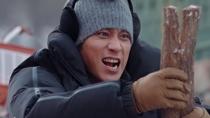 莫名燃烧的胜负欲，吴卓羲雪地徒手劈柴