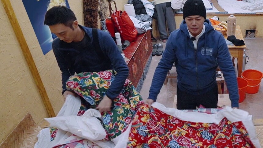 大湾仔睡炕上大通铺，张智霖谢天华爆笑划地盘