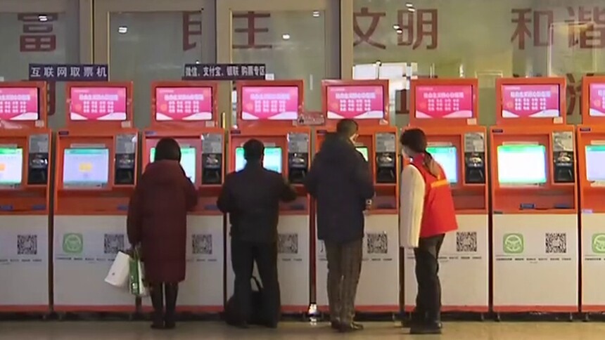 春运客流持续 “志愿红”温暖返程路