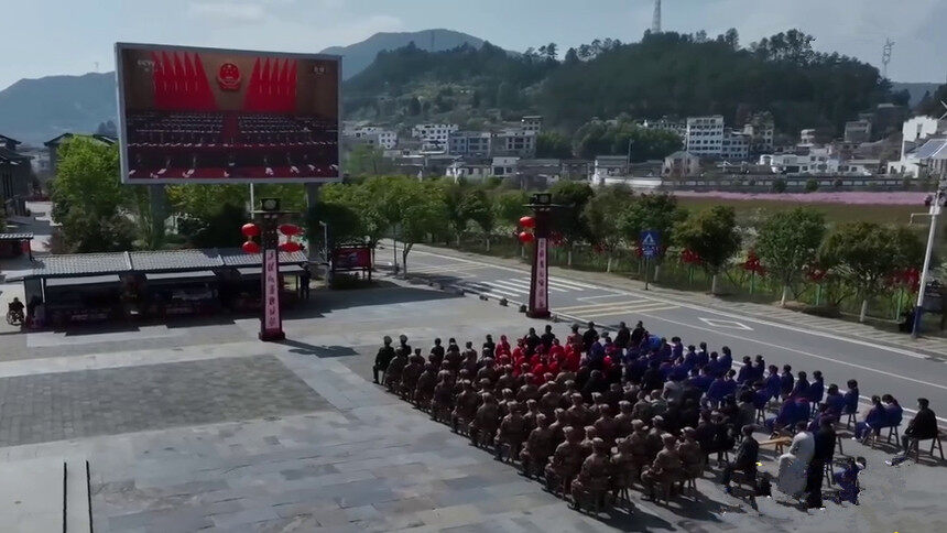 伟大复兴的掌舵者 人民爱戴的领路人 党心所向 民心所盼 众望所归