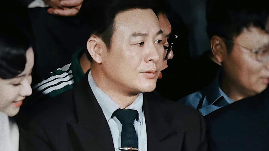 张颂文新剧《孤舟》杀青路透 邀请演员合影好温柔