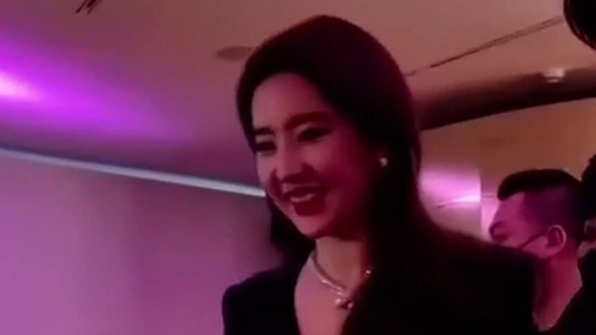 文淇演我看刘亦菲的样子，美女的身边还是美女！