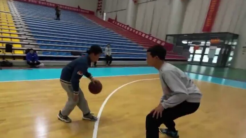 遇见你 王磊：大山里的“篮球少年” 最初由铁圈和木板承载的“篮球梦”