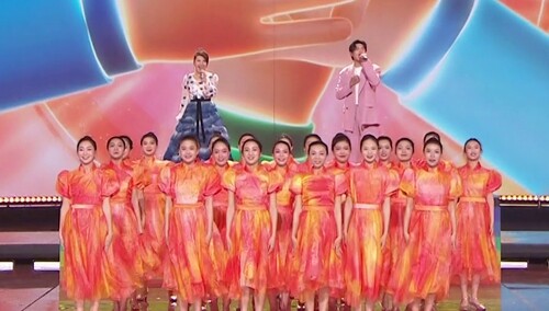 乌兰图雅何亮辰合唱《我们都是雷锋》 让理想闪亮在事业中